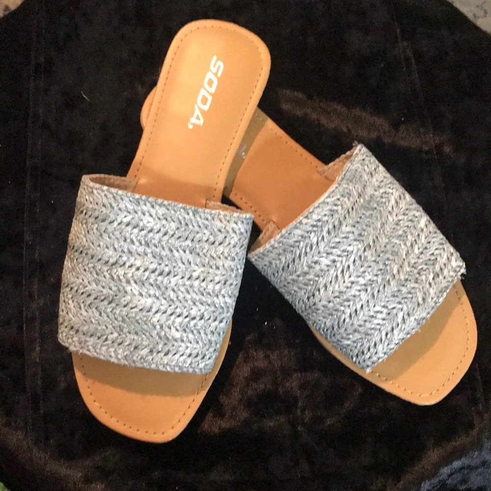 Soda marled  gray and white woven sandal size 8